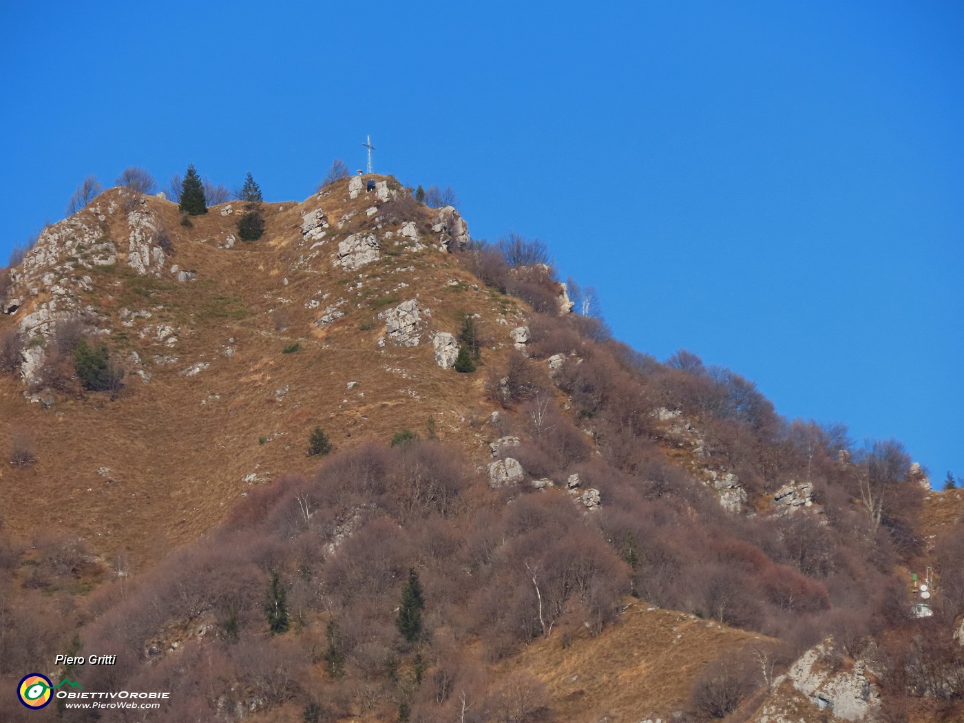 05 Zoom sul Monte Castello (croce) da Serina.JPG